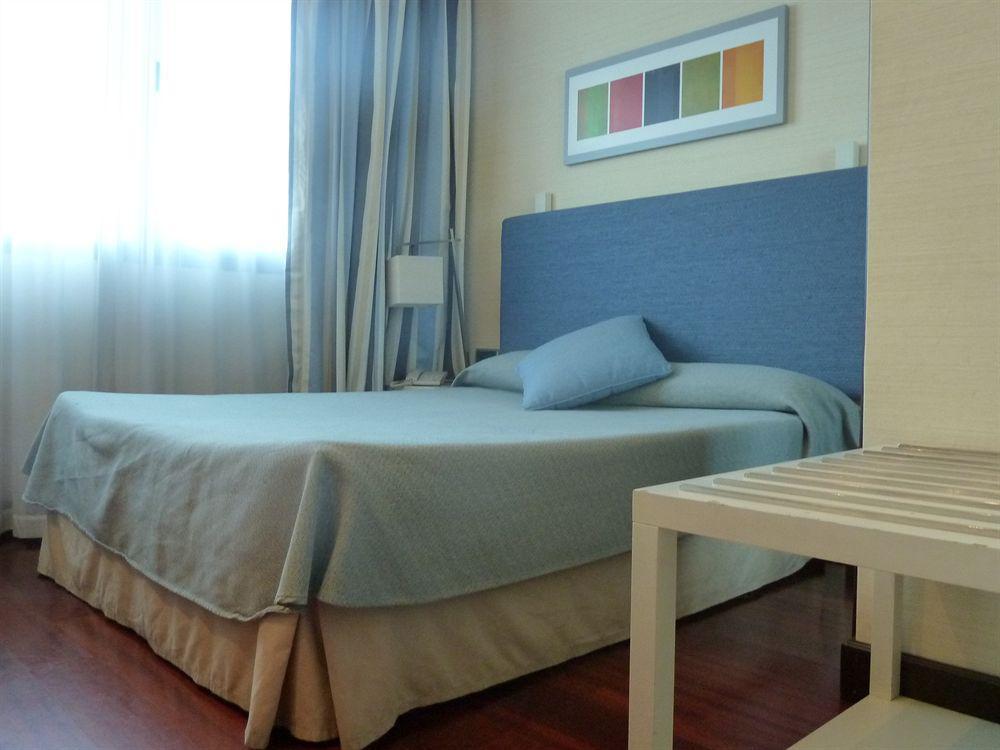 Hotel Puerta De Alcala Alcalá de Henares Habitación foto